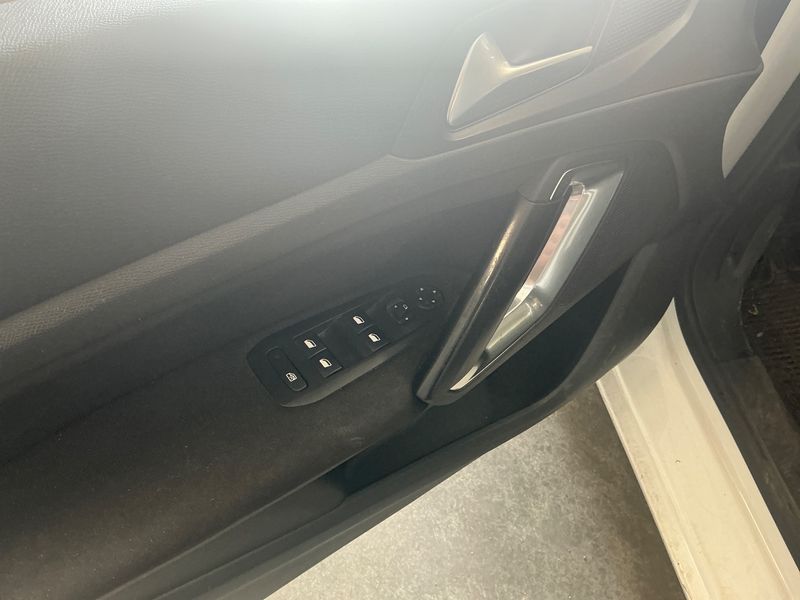 Peugeot 308 1.6 Blue-HDi Active 2016 – снимка 26