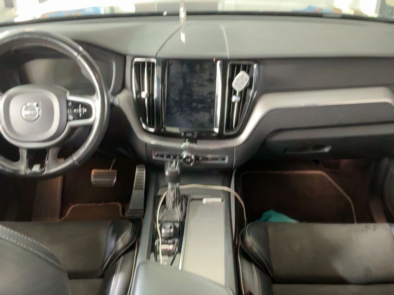 Volvo XC60 2.0 D4 R Design AWD 2018 – снимка 17