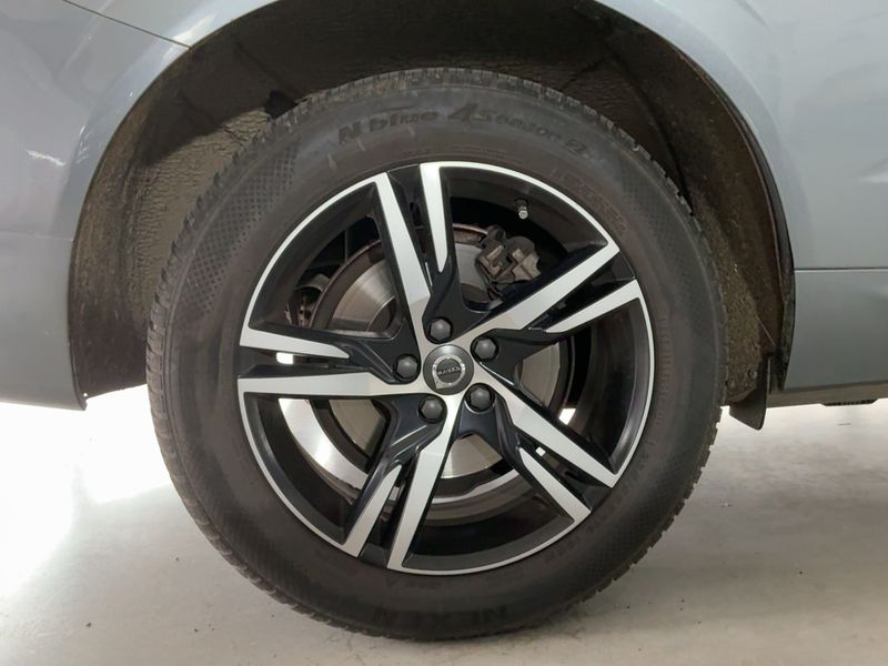 Volvo XC60 2.0 D4 R Design AWD 2018 – снимка 9