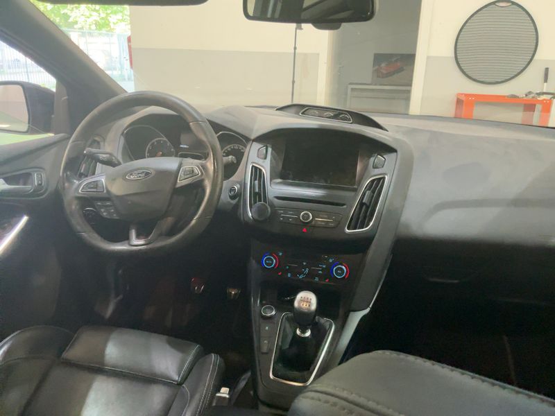 Ford Focus 2.0 EcoBoost ST 2017 – снимка 17
