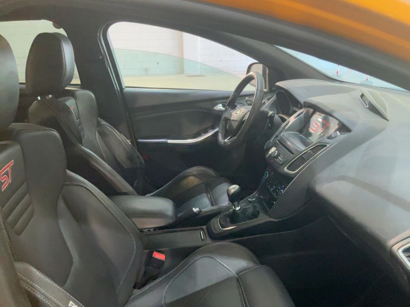 Ford Focus 2.0 EcoBoost ST 2017 – снимка 16