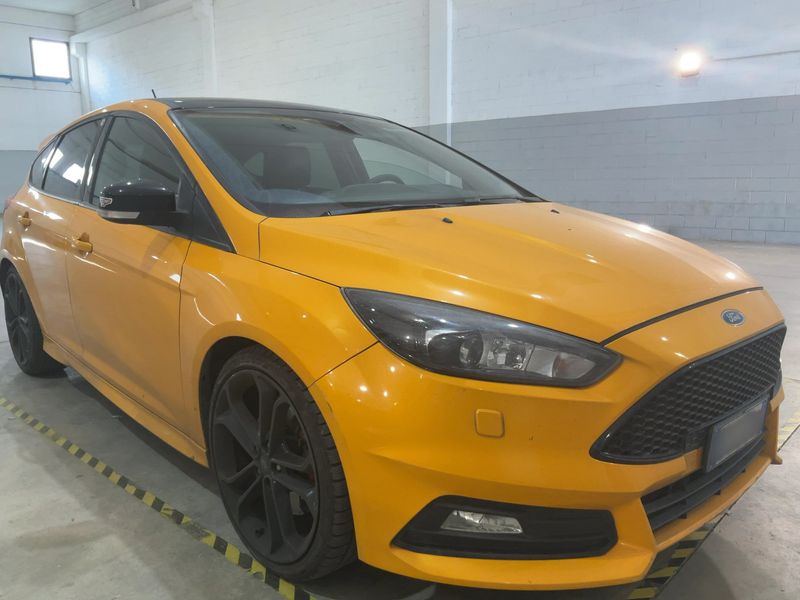 Ford Focus 2.0 EcoBoost ST 2017 – снимка 12