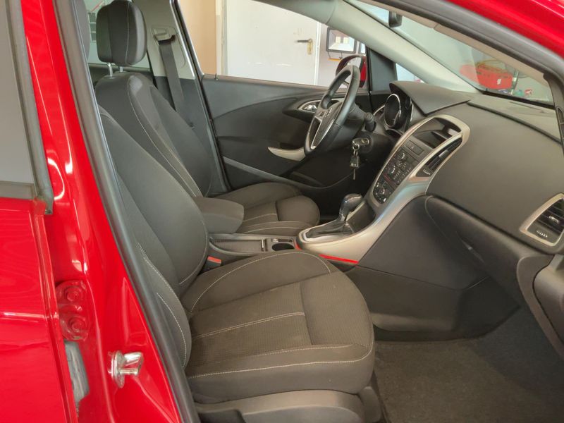 Opel Astra 1.6 Design Edition 2011 – снимка 17