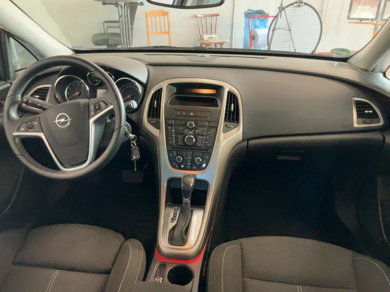 Opel Astra 1.6 Design Edition 2011 – снимка 18
