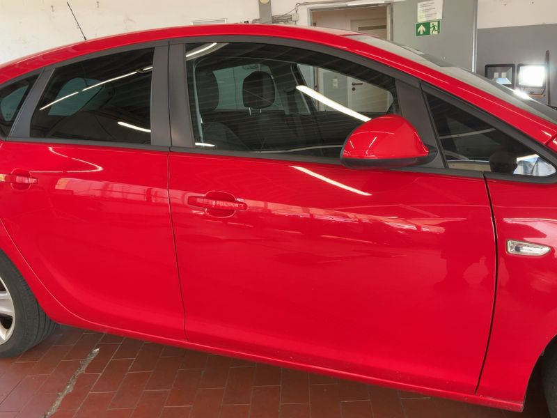 Opel Astra 1.6 Design Edition 2011 – снимка 10