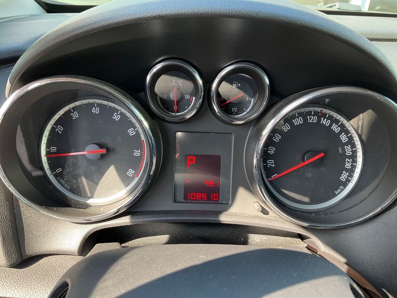 Opel Astra 1.6 Design Edition 2011 – снимка 19