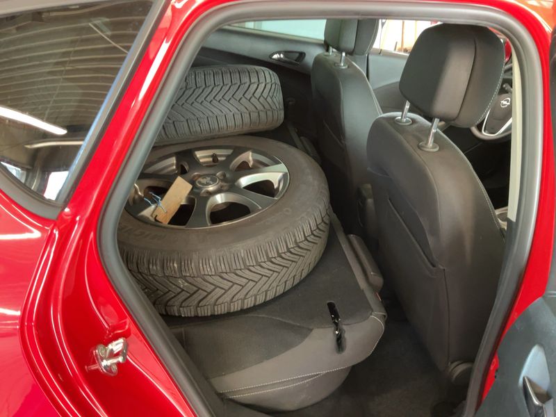 Opel Astra 1.6 Design Edition 2011 – снимка 20