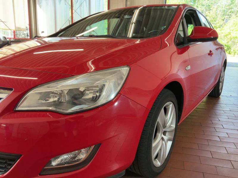 Opel Astra 1.6 Design Edition 2011 – снимка 2