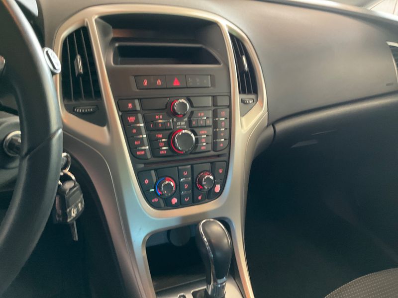 Opel Astra 1.6 Design Edition 2011 – снимка 25