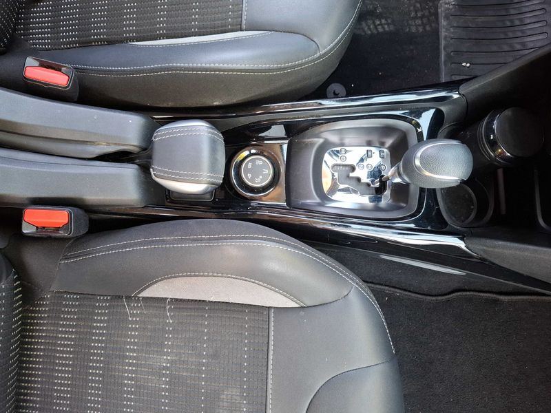 Peugeot 2008 1.2 PureTech Allure 2018 – снимка 60