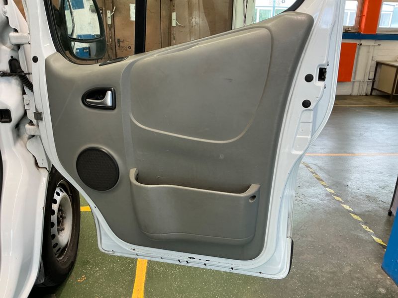 Renault Trafic 2.0 dCi L1H1 2,7t verglast 2011 – снимка 51