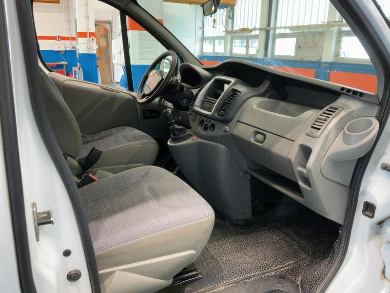 Renault Trafic 2.0 dCi L1H1 2,7t verglast 2011 – снимка 16