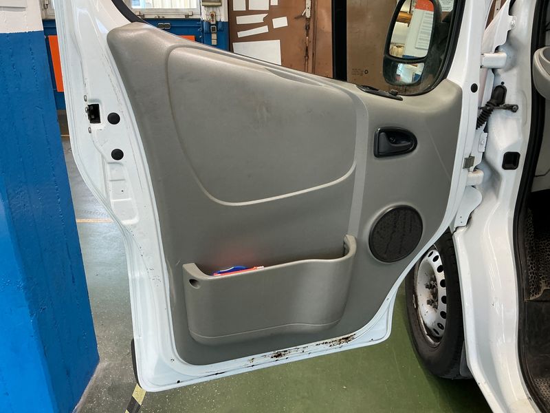 Renault Trafic 2.0 dCi L1H1 2,7t verglast 2011 – снимка 47