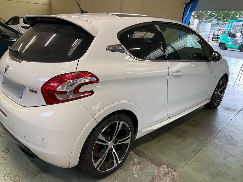 Peugeot 208 1.6 THP GTi 2014 – снимка 8