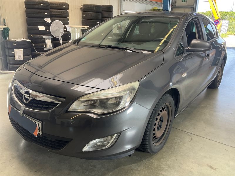 Opel Astra 1.6 Design Edition 2011 – снимка 1