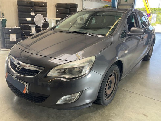 Opel Astra 1.6 Design Edition 2011 – снимка 1