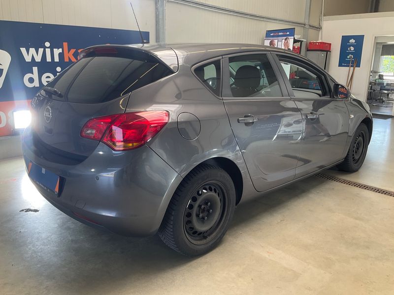 Opel Astra 1.6 Design Edition 2011 – снимка 2