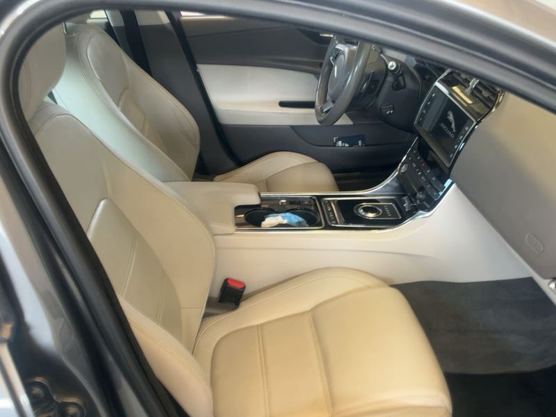 Jaguar XE 20d Prestige AWD 2018 – снимка 16