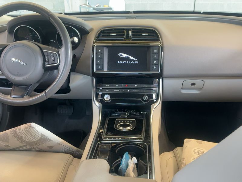 Jaguar XE 20d Prestige AWD 2018 – снимка 17