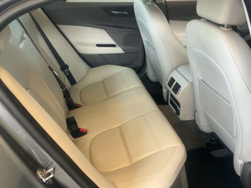 Jaguar XE 20d Prestige AWD 2018 – снимка 19