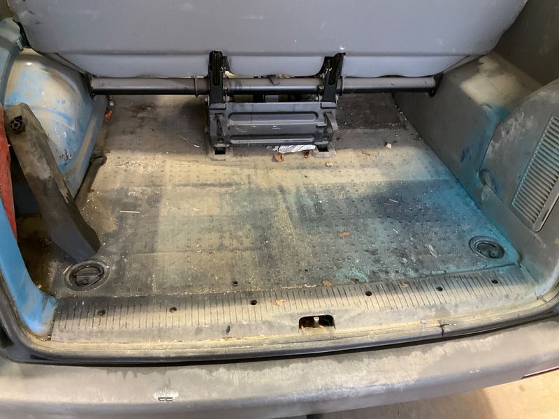 Volkswagen T5 Kombi 2.0 TDI 2011 – снимка 30