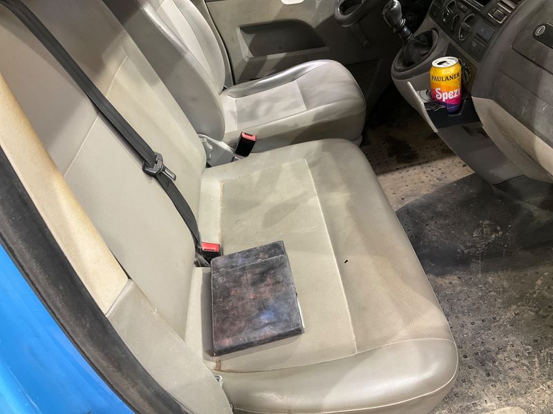 Volkswagen T5 Kombi 2.0 TDI 2011 – снимка 32
