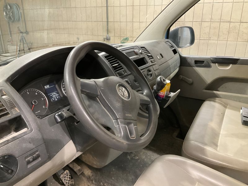 Volkswagen T5 Kombi 2.0 TDI 2011 – снимка 31