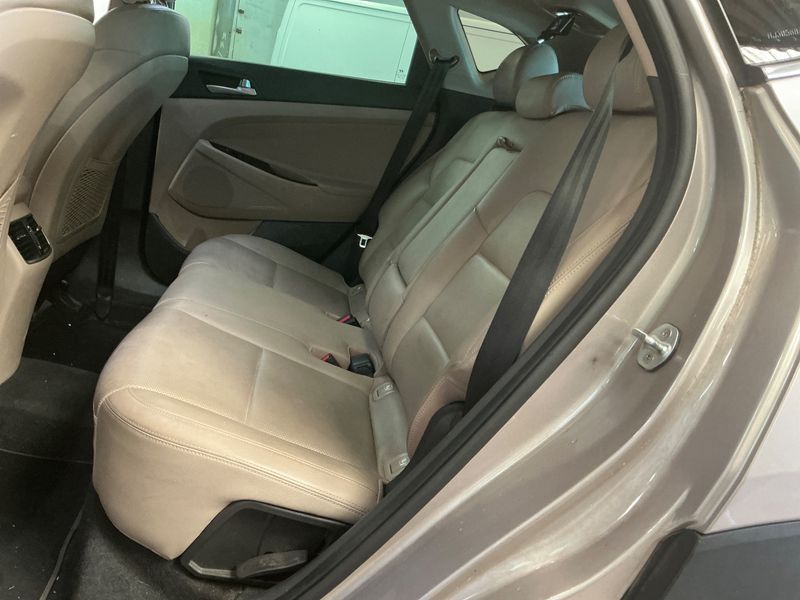 Hyundai Tucson 1.7 CRDi Executive 2WD 2016 – снимка 37