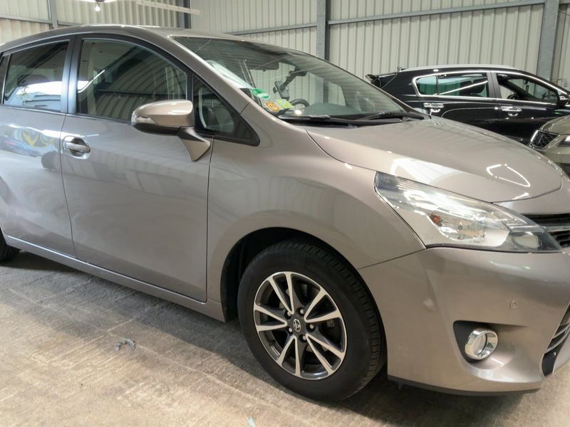 Toyota Verso 1.6 D-4D Comfort 2014 – снимка 12