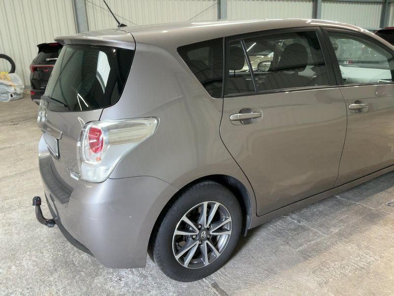 Toyota Verso 1.6 D-4D Comfort 2014 – снимка 8