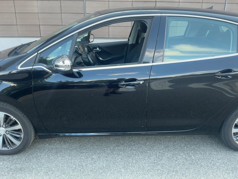 Peugeot 208 1.2 e-VTi Allure 2018 – снимка 4