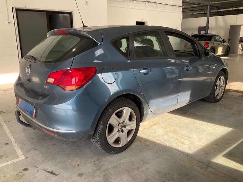 Opel Astra 1.6 CDTI DPF Edition 2015 – снимка 2