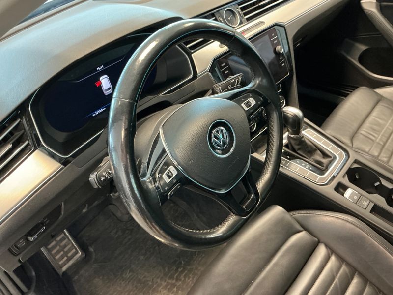 Volkswagen Passat Alltrack 2.0 TDI 4Motion BlueMotion Tech 2018 – снимка 25
