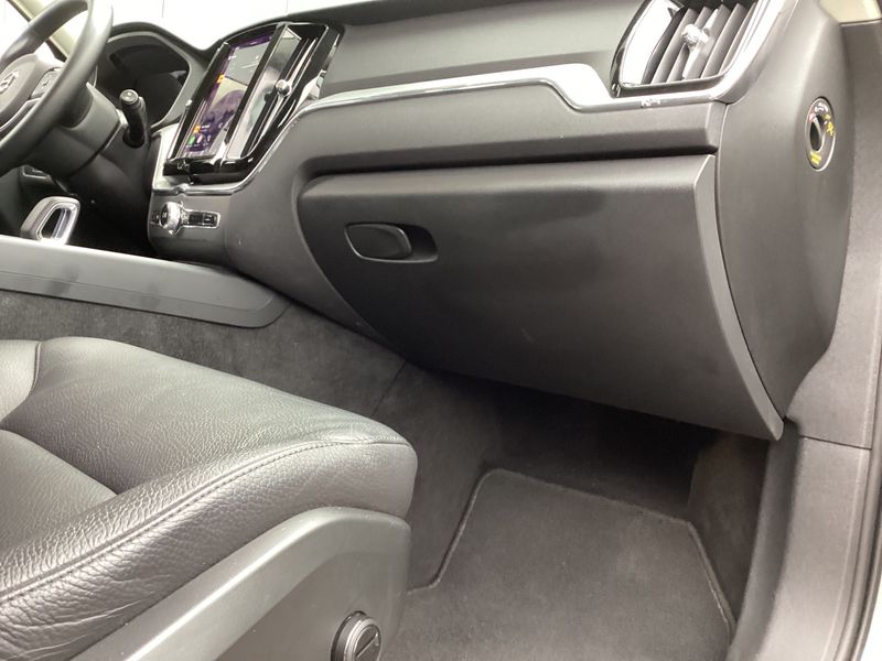 Volvo XC60 2.0 T6 Recharge Plug-in Hybrid Core AWD 2023 – снимка 28