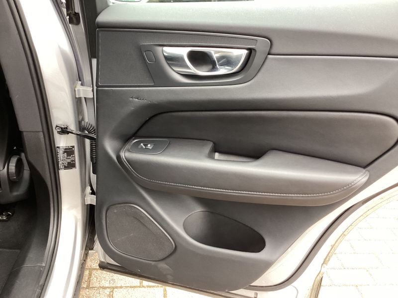Volvo XC60 2.0 T6 Recharge Plug-in Hybrid Core AWD 2023 – снимка 24
