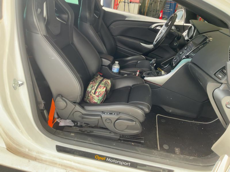 Opel Astra GTC 2.0 Turbo OPC 2014 – снимка 16