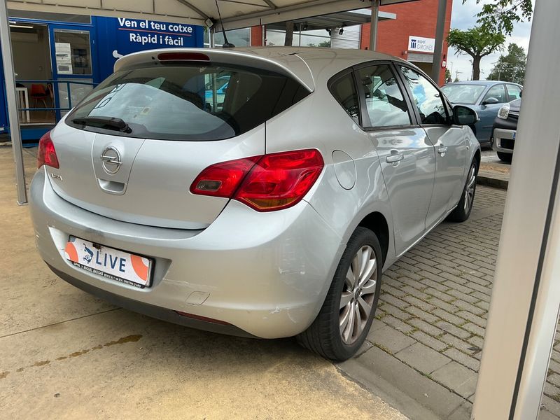 Opel Astra 1.4 Enjoy 2010 – снимка 2
