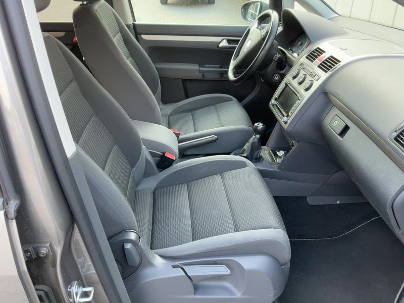 Volkswagen Touran 1.6 Freestyle 2010 – снимка 17