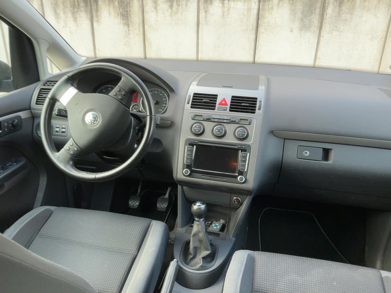Volkswagen Touran 1.6 Freestyle 2010 – снимка 18
