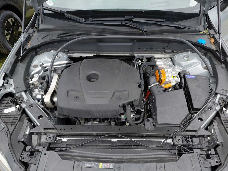 Volvo XC60 2.0 T6 Recharge Plug-in Hybrid Ultra Dark AWD 2025 – снимка 8