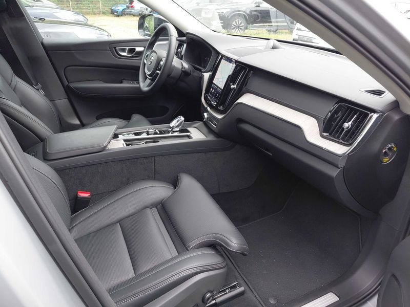 Volvo XC60 2.0 T6 Recharge Plug-in Hybrid Ultra Dark AWD 2025 – снимка 10