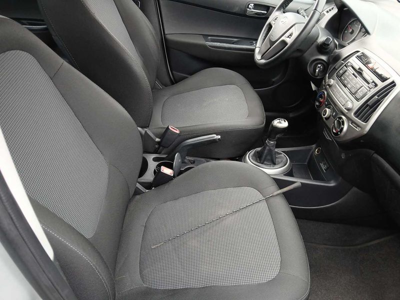 Hyundai i20 1.1 CRDi 5 Star Edition 2013 – снимка 10