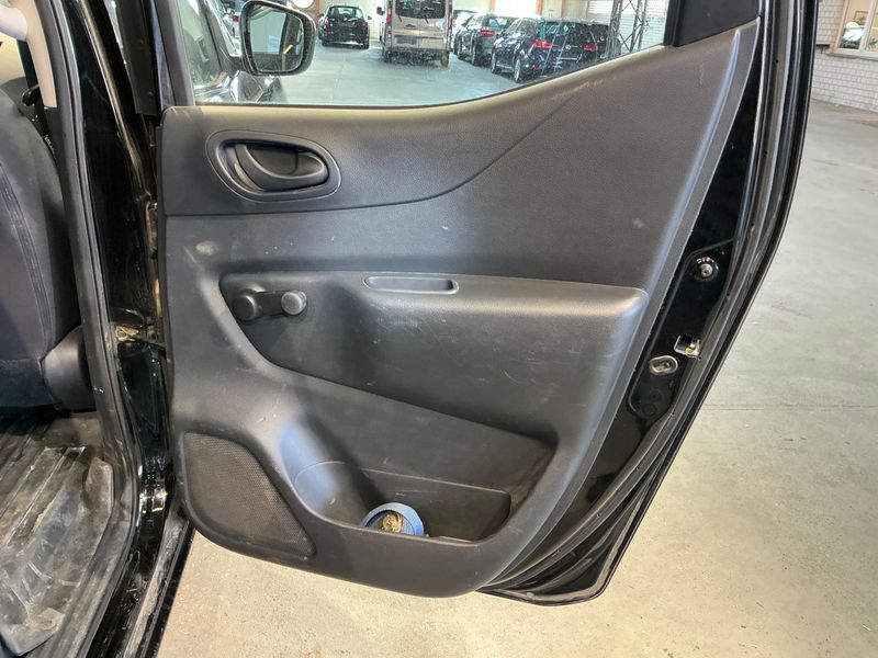 Nissan NP300 Pick-up 2.3 dCi Visia Double Cab 4x4 2021 – снимка 30