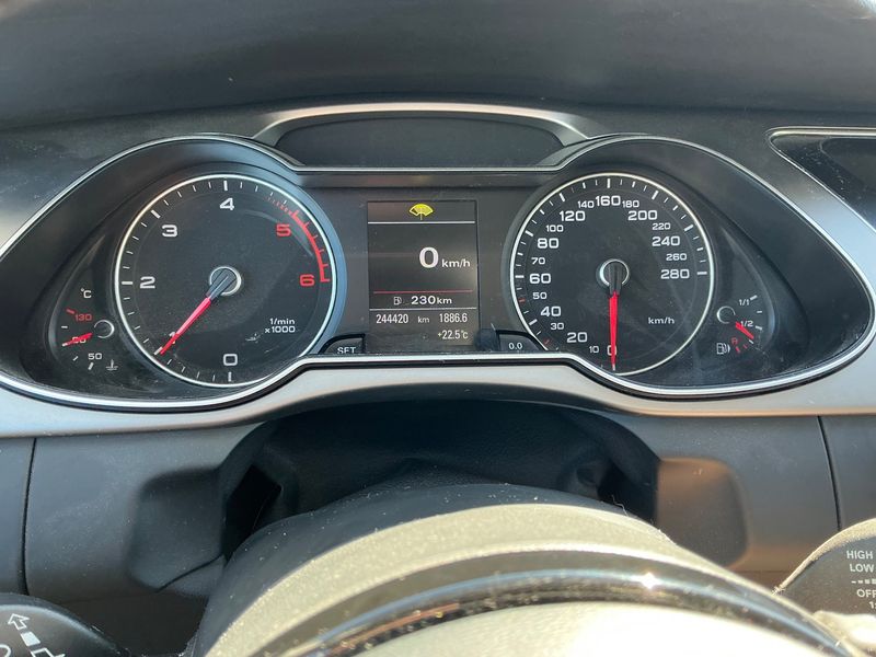 Audi A4 2.0 TDI quattro Attraction 2013 – снимка 19