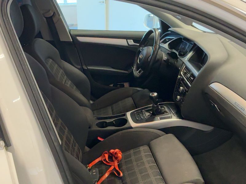 Audi A4 2.0 TDI quattro Attraction 2013 – снимка 17