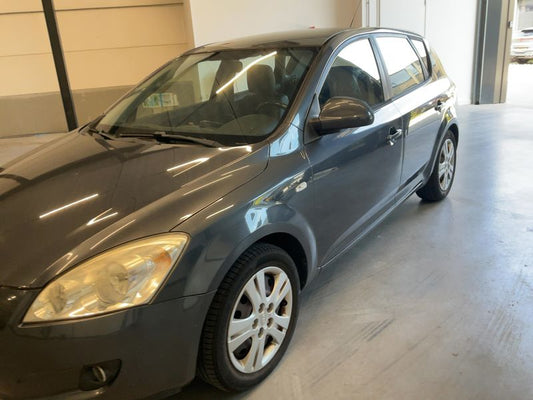 Kia cee'd 1.4 LX 2009 – снимка 2