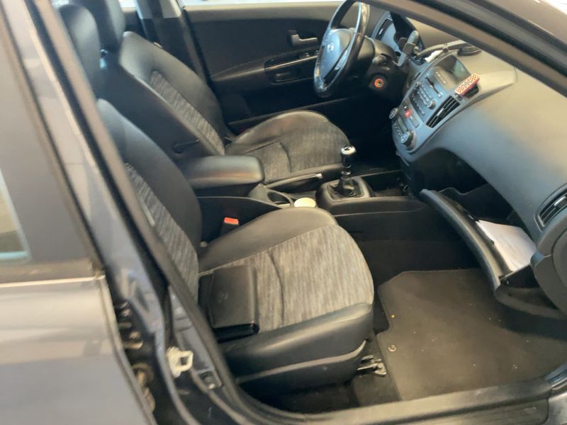 Kia cee'd 1.4 LX 2009 – снимка 16