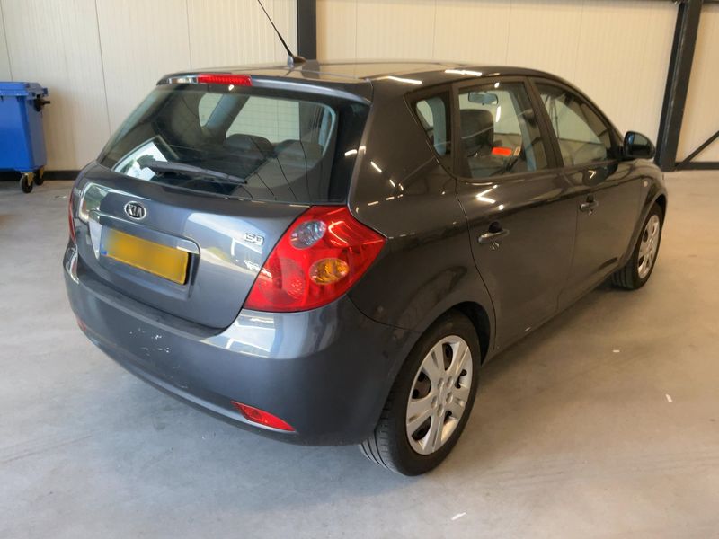 Kia cee'd 1.4 LX 2009 – снимка 8