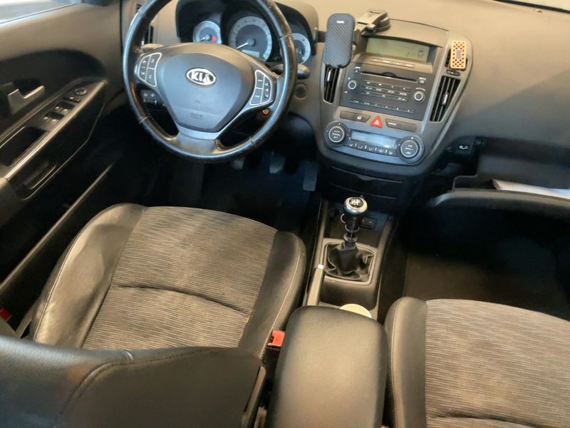 Kia cee'd 1.4 LX 2009 – снимка 17