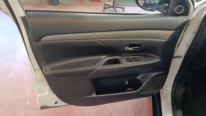 Mitsubishi Outlander 2.2 DI-D Instyle ClearTec 4WD 2015 – снимка 27
